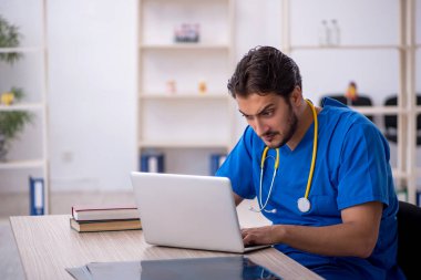 Teletıp konseptinde genç bir doktor.