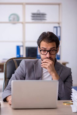 Ofiste çalışan genç bir erkek.