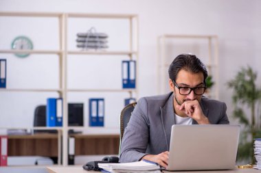 Ofiste çalışan genç bir erkek.