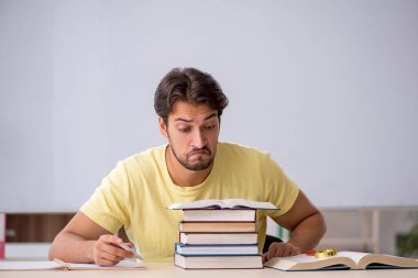 Sınavlara hazırlanan genç bir erkek öğrenci.