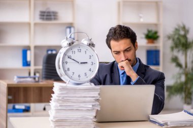 Zaman yönetimi konseptinde genç erkek çalışan