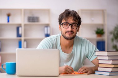 Sınavlara hazırlanan genç bir erkek öğrenci.