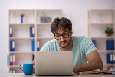 Sınavlara hazırlanan genç bir erkek öğrenci.