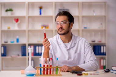 Laboratuvarda çalışan genç bir kimyager.