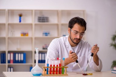 Laboratuvarda çalışan genç bir kimyager.