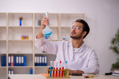 Laboratuvarda çalışan genç bir kimyager.