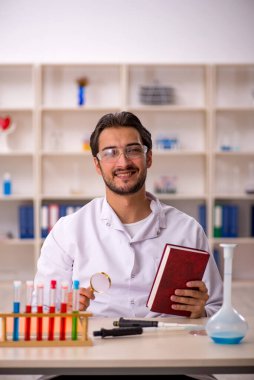 Laboratuvarda çalışan genç bir kimyager.