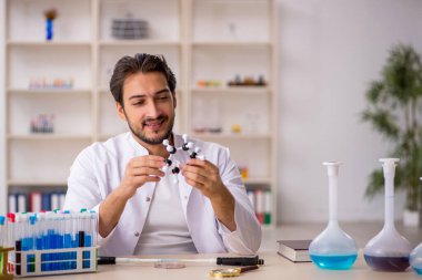 Laboratuvarda çalışan genç bir kimyager.