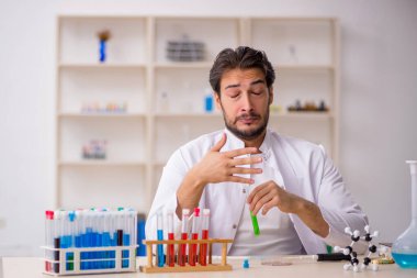 Laboratuvarda çalışan genç bir kimyager.