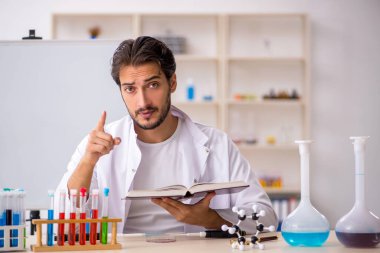 Laboratuvarda çalışan genç bir kimyager.