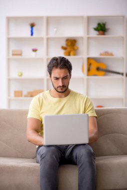 Evde okuyan genç bir erkek öğrenci.