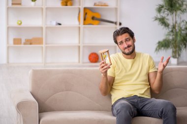 Genç adam salgın sırasında evde kalıyor.