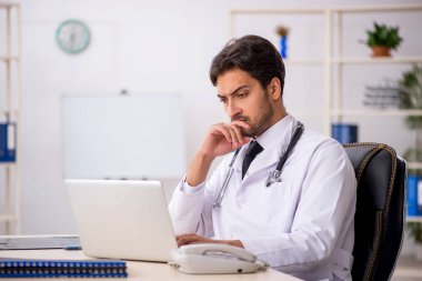 Teletıp konseptinde genç bir doktor.