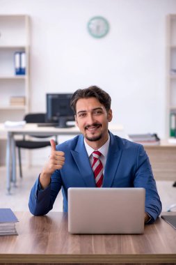 Ofiste çalışan genç bir erkek.