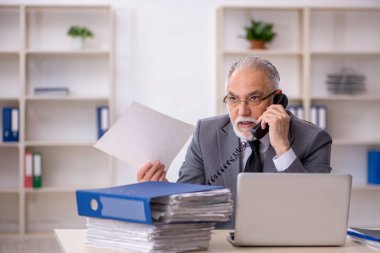 Eski erkek çalışanım ve ofiste çok işim var.