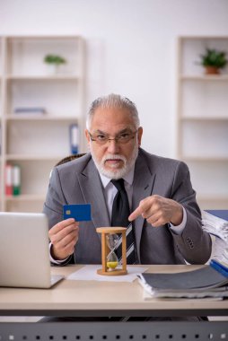 Zaman yönetimi konseptinde eski erkek çalışan