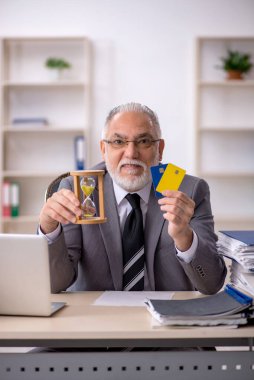 Zaman yönetimi konseptinde eski erkek çalışan