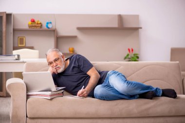 Salgın sırasında evde çalışan yaşlı bir erkek işçi.