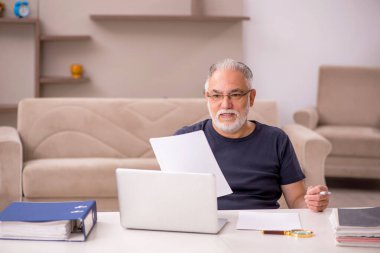 Salgın sırasında evde çalışan yaşlı bir erkek işçi.