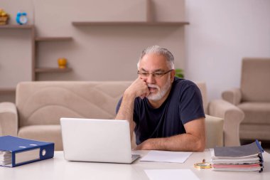 Salgın sırasında evde çalışan yaşlı bir erkek işçi.