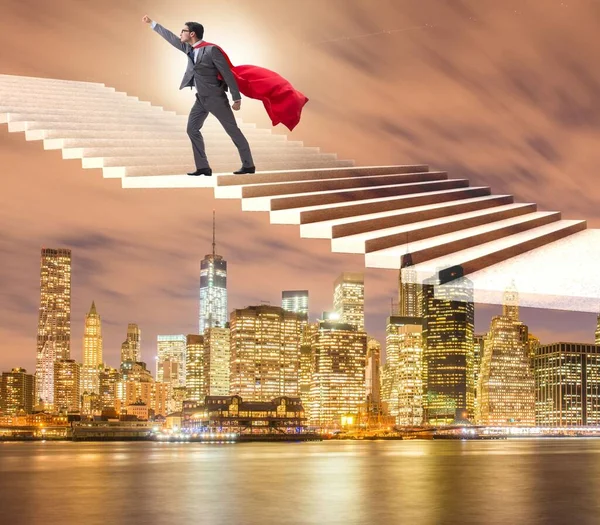 Super-herói empresário escalada carreira escada — Fotografia de Stock