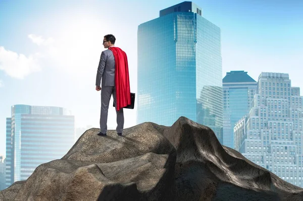 Супергеройский бизнесмен на вершине горы — стоковое фото