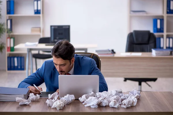 Jovem empregado do sexo masculino no conceito de brainstorming — Fotografia de Stock