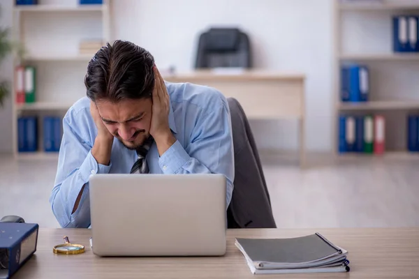 Jeune employé masculin travaillant au bureau — Photo