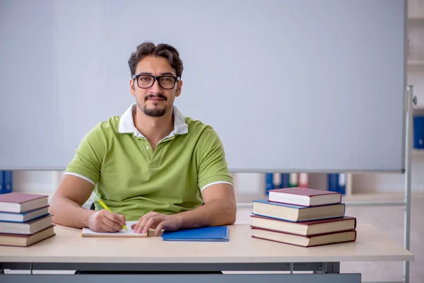 Mladý student se připravuje na zkoušky ve třídě — Stock fotografie