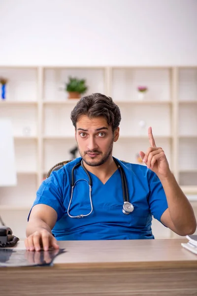 Jeune homme médecin travaillant à la clinique — Photo