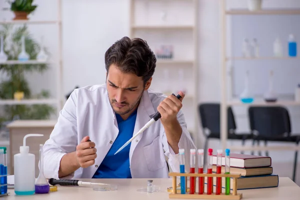 Joven químico masculino trabajando en el laboratorio —  Fotos de Stock