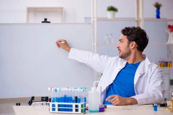 Joven químico masculino trabajando en el laboratorio —  Fotos de Stock