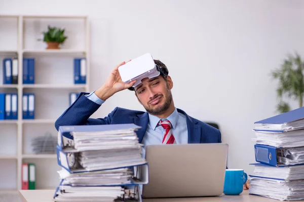 Giovane dipendente maschio godendo occhiali virtuali sul posto di lavoro — Foto Stock