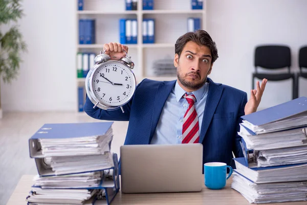 Ung manlig anställd i time management koncept — Stockfoto