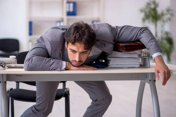 Jeune employé masculin dans un concept de sommeil excessif — Photo