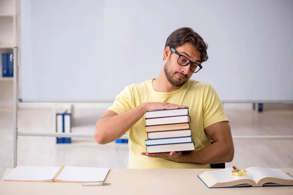 Giovane studente maschio che si prepara per gli esami in classe — Foto Stock