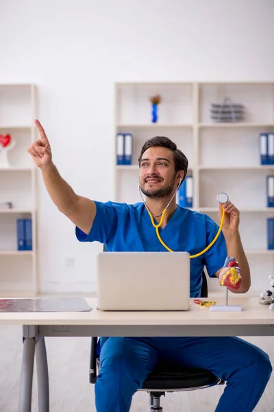 Klinikte çalışan genç erkek doktor. — Stok fotoğraf