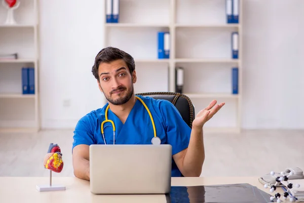 Jonge mannelijke arts werkzaam in de kliniek — Stockfoto