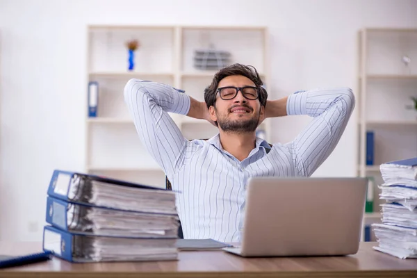 Joven empleado masculino descontento con el trabajo excesivo en la oficina —  Fotos de Stock