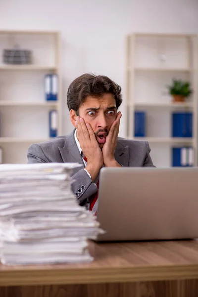 Junge männliche Angestellte unzufrieden mit exzessiver Arbeit im Büro — Stockfoto