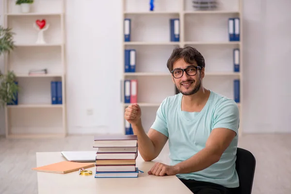 Joven estudiante masculino preparándose para los exámenes en el aula —  Fotos de Stock