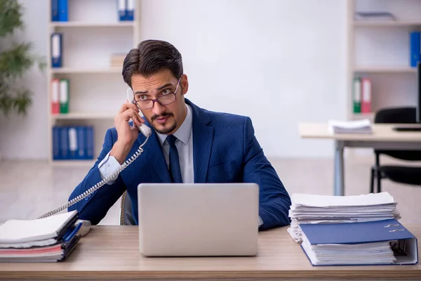 Jeune employé masculin travaillant au bureau — Photo