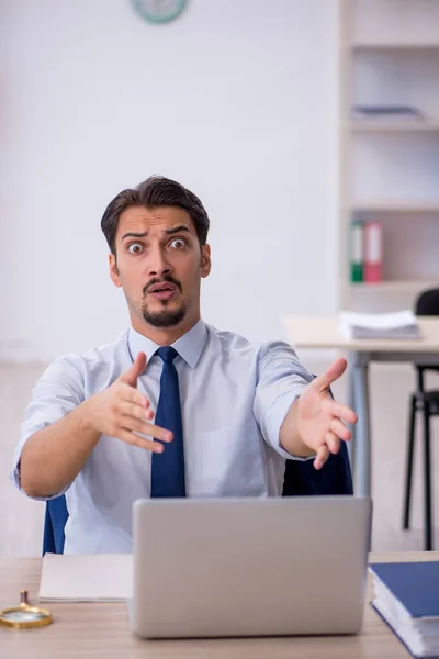 Joven empleado masculino que trabaja en la oficina —  Fotos de Stock