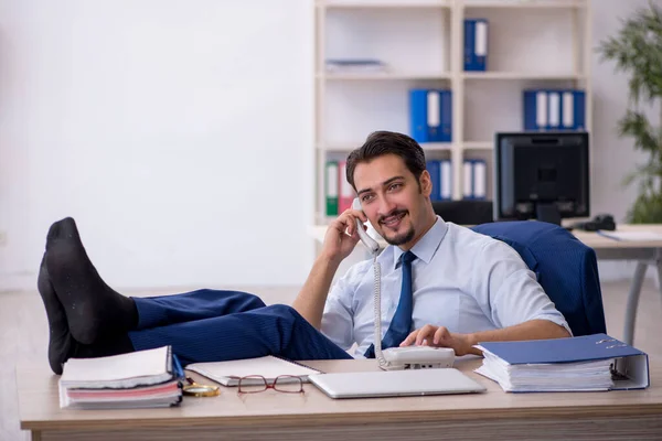 Ung manlig anställd som arbetar på kontoret — Stockfoto