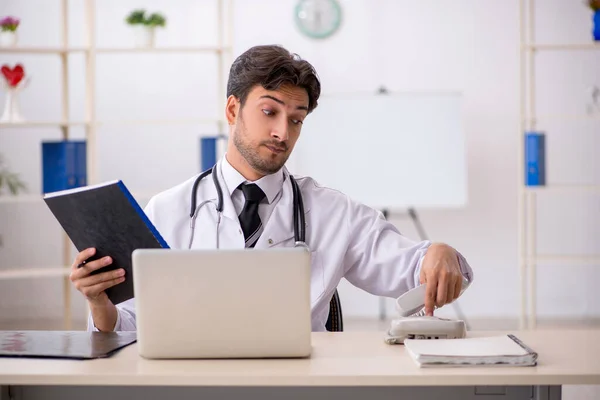 Jovem médico masculino no conceito de telemedicina — Fotografia de Stock