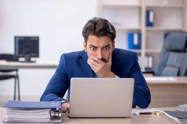 Jonge mannelijke werknemer werkzaam in het kantoor — Stockfoto