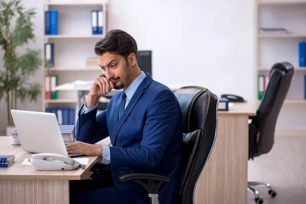 Joven empleado masculino que trabaja en la oficina — Foto de Stock