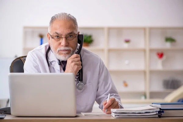 Teletıp konseptinde yaşlı bir doktor. — Stok fotoğraf