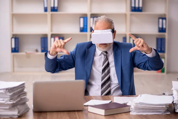 Employé masculin âgé portant des lunettes virtuelles au bureau — Photo