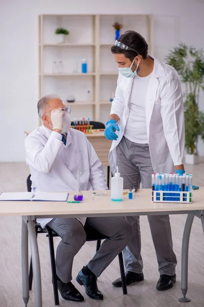 Dois homens químicos a trabalhar no laboratório. — Fotografia de Stock